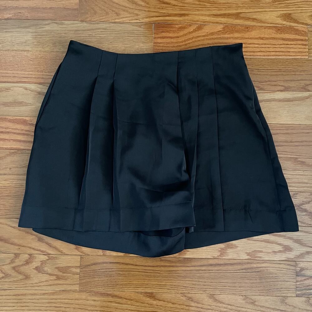 Banana Republic Factory Silky Pleated Shorts Womens Large Black 850484-02 Casual